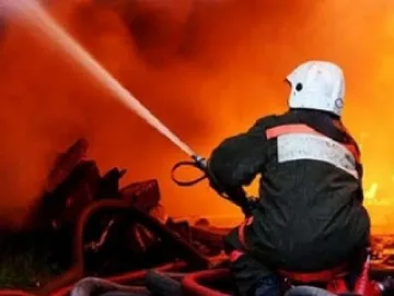 ЧЕЗ и огнеборци на крак заради горящ кабел