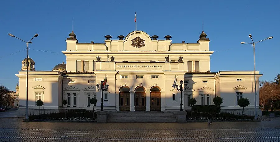 "За" и "против" Волен Сидеров, два протеста пред парламента
