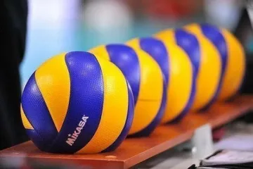 Колбаси удрят рамо на волейбола