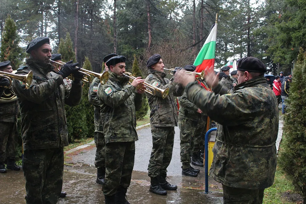 Отиде си обичан кмет. Изпратиха го с военни почести