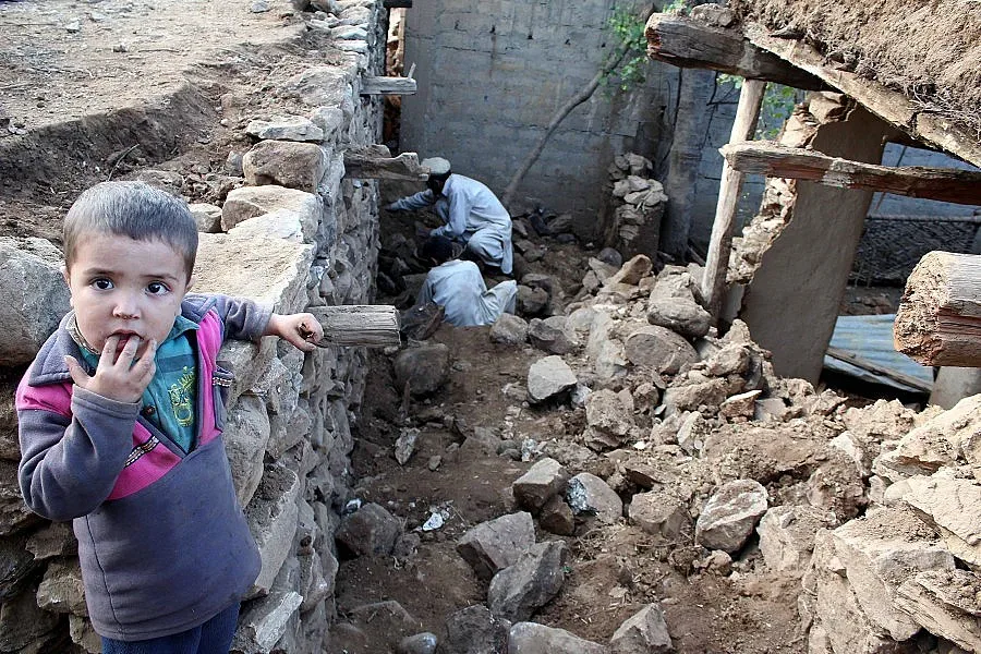 Талибаните помагат на пострадалите от труса