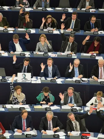 Наказаха евродепутат заради нацистки поздрав