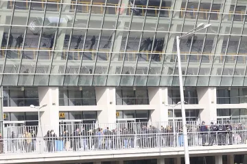 Приемат всички протоколи в "Арената" до 2 часа