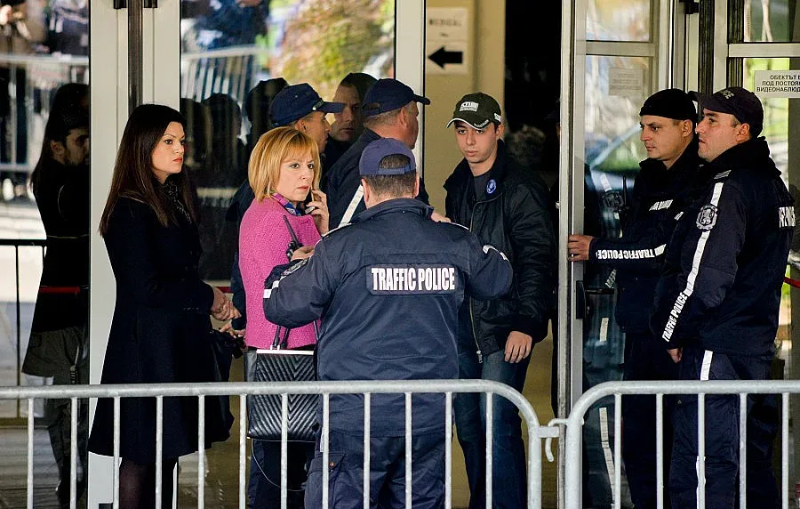 Манолова защити закона, по който се приемат протоколите