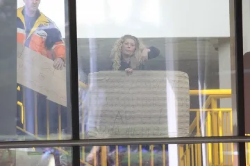 Близо 300 души продължават да чакат в "Арена Армеец"