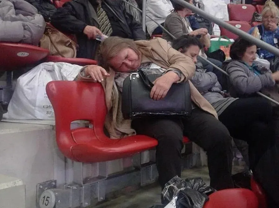 Опъват походни легла в "Арената", хората са отчаяни