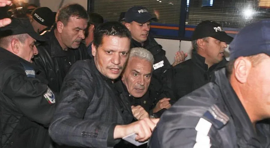 Митингът срещу Сидеров започна