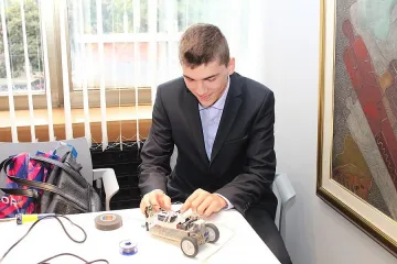 Ученици създадоха кола за слепи