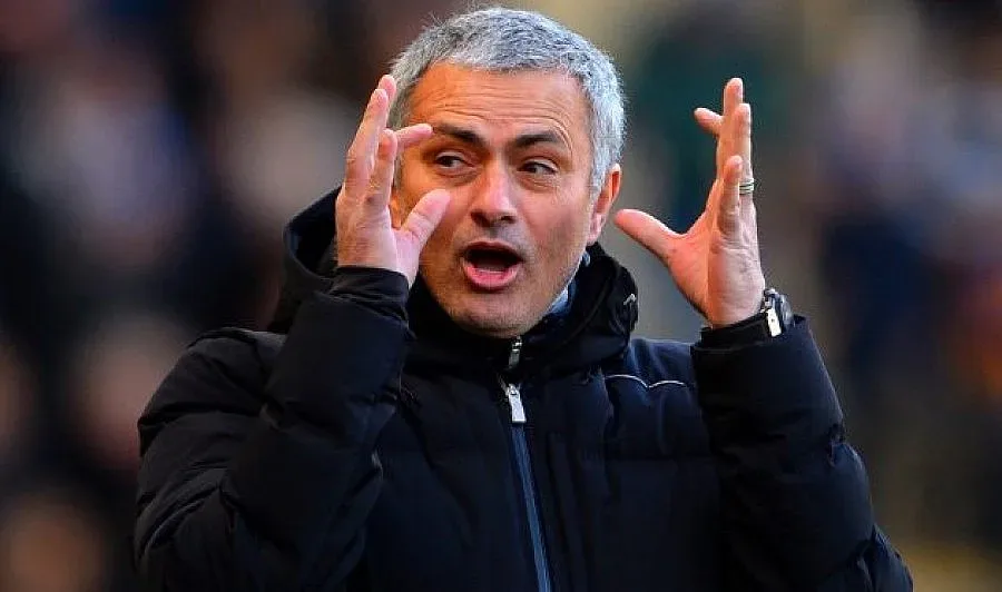 Абрамович бие шута на Моуриньо при загуба от "Ливърпул"