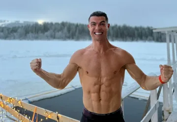 Роналдо заведе фамилията на гости на Дядо Коледа (ВИДЕО)