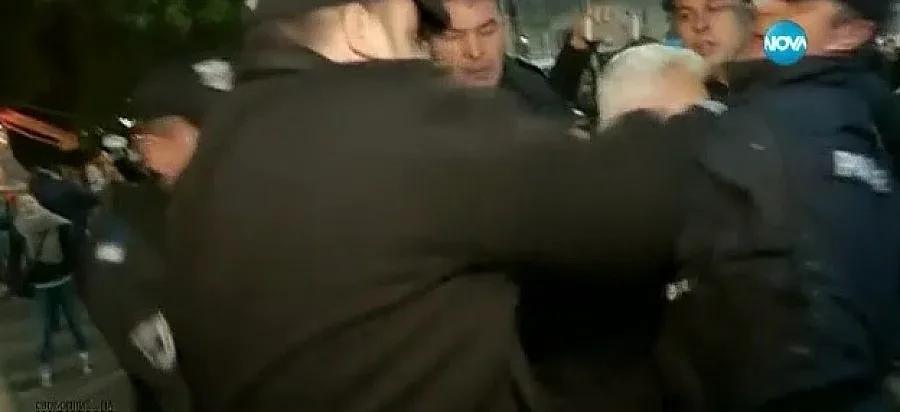 МВР пусна мъжа, ударил Волен Сидеров