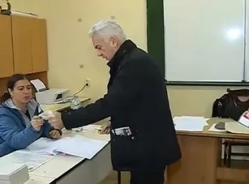 Волен Сидеров скъса бюлетината за референдума