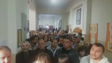 Опашки от избиратели пред секциите в Обзор