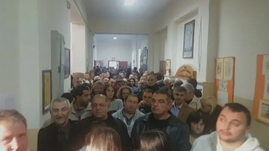 Опашки от избиратели пред секциите в Обзор