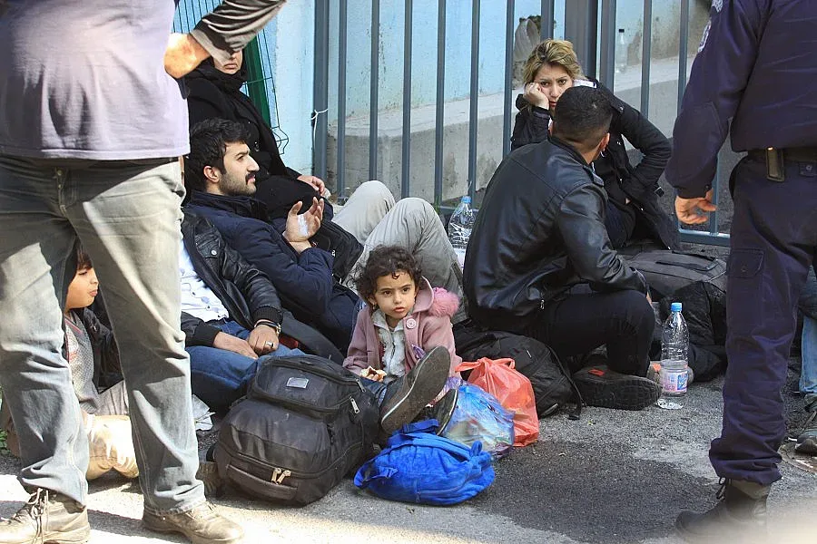 Юнкер:   Да не ги препращаме, без да питаме съседите