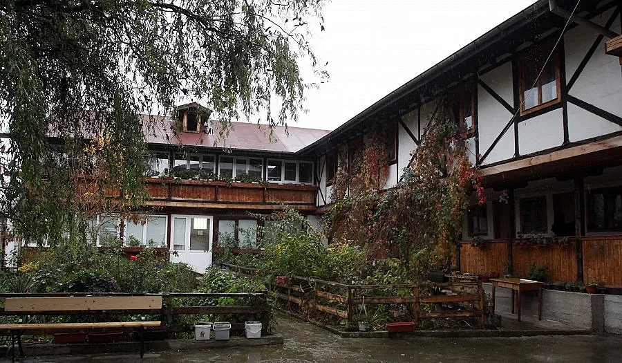 Пожар остави сираците на отец Иван без дрехи