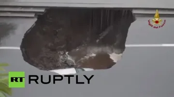 Кола пропадна в кратер на път в Италия (ВИДЕО)