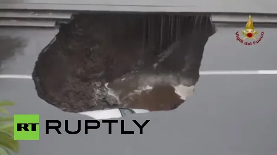 Кола пропадна в кратер на път в Италия (ВИДЕО)