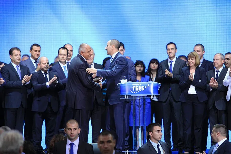 10 000 пеят с ГЕРБ под тепетата