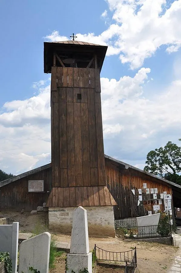 Двама митрополити освещават камбанария