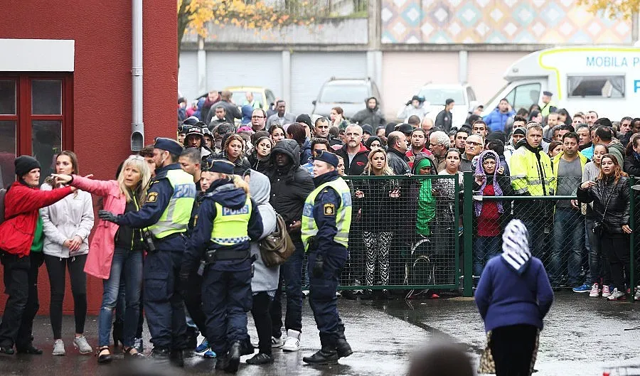 Маскиран със сабя уби един и рани трима в училище