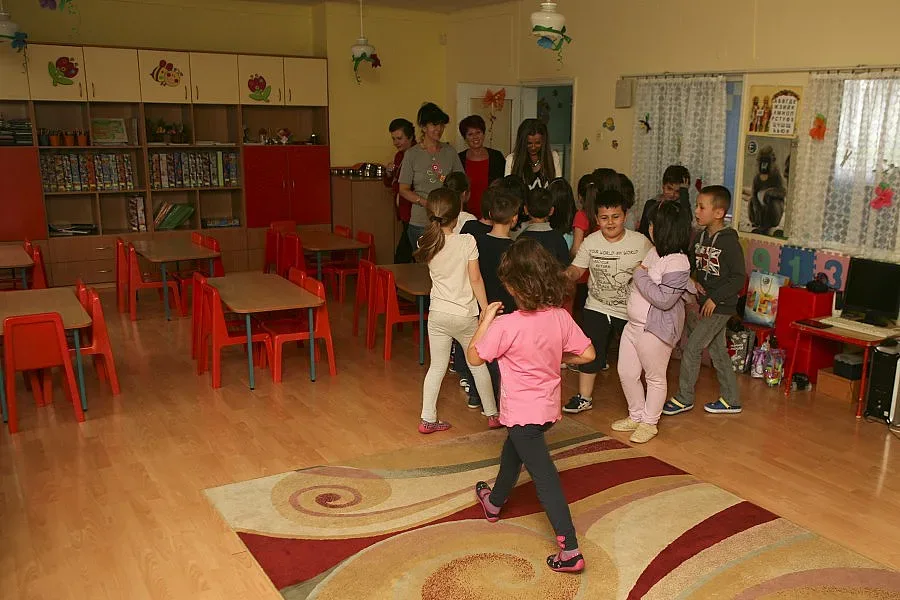 Залепиха с тиксо устата на дете в детска градина