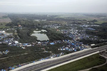 Дават отопляеми палатки на бежанците в Кале