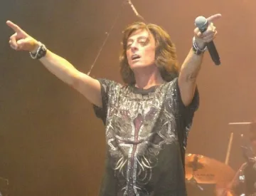 2 хиляди дъждобрана за Джо Лин Търнър