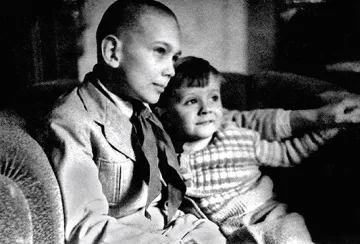 Кончаловски: Върнах се в Русия заради брат си  