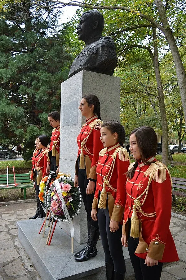 Кърджали се прекланя пред ген. Васил Делов 
