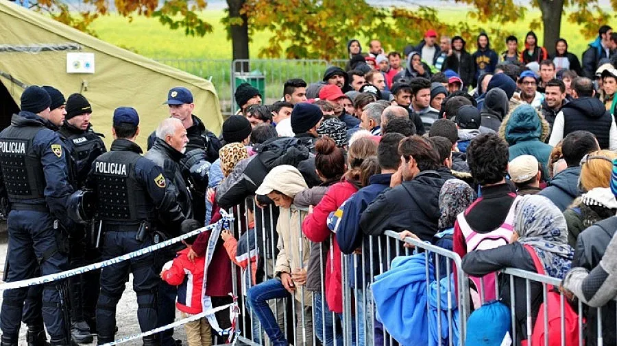 4500 мигранти събориха оградата и нахлуха в Австрия 