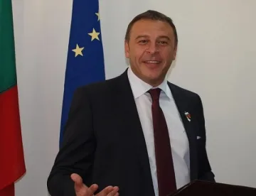 Камбитов: Спортни площадки с изкуствена настилка във всяко училище