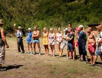 Жените правят свинарник във "Фермата"