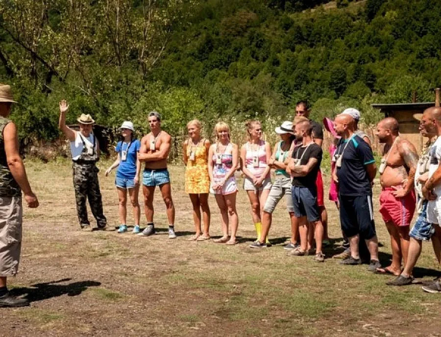 Жените правят свинарник във "Фермата"