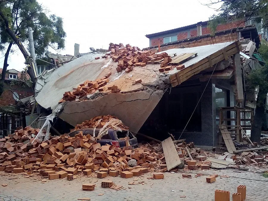 Бетонна плоча, лята преди дни, се срути в Столипиново