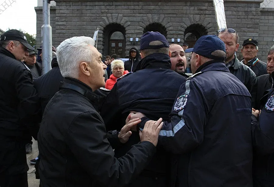 Сблъсък между Волен Сидеров и полиция по време на митинг