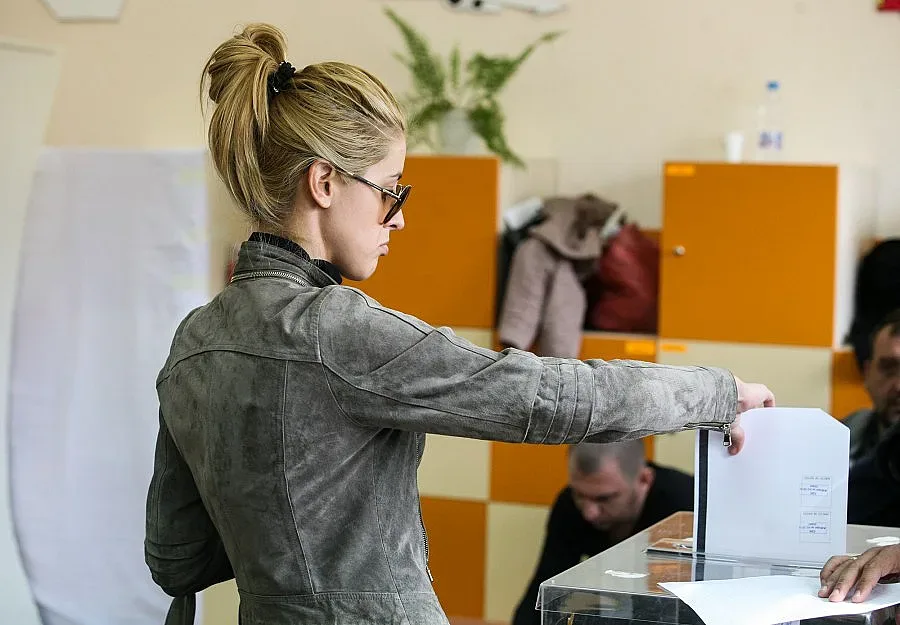 Пет бюлетини на вота