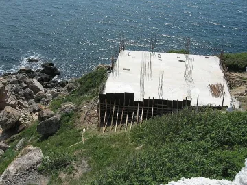 Махат бетона, излят на брега на морето в Яйлата