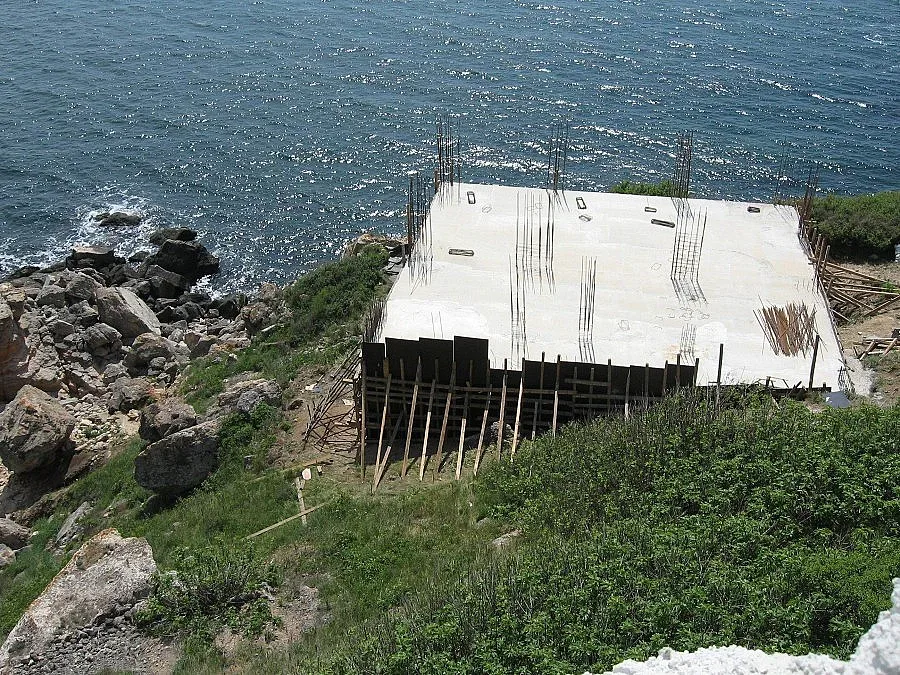 Махат бетона, излят на брега на морето в Яйлата