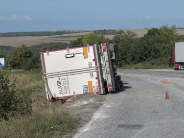 ТИР се преобърна на пътя Русе-Бяла 