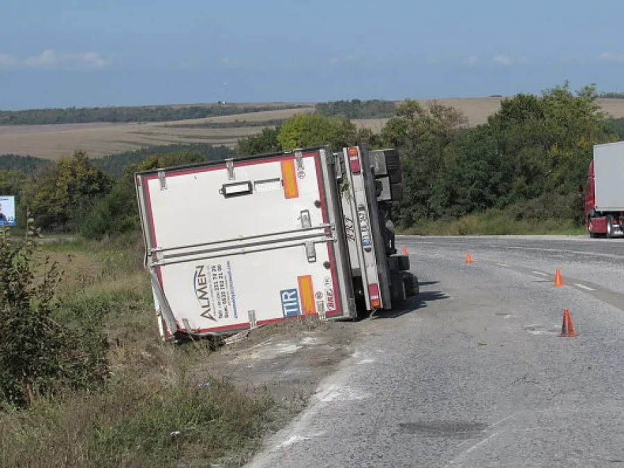 ТИР се преобърна на пътя Русе-Бяла 