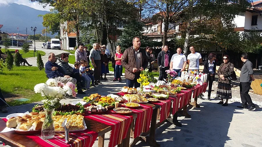 Живеещи на асфалтирана улица почерпиха кандидат за кмет