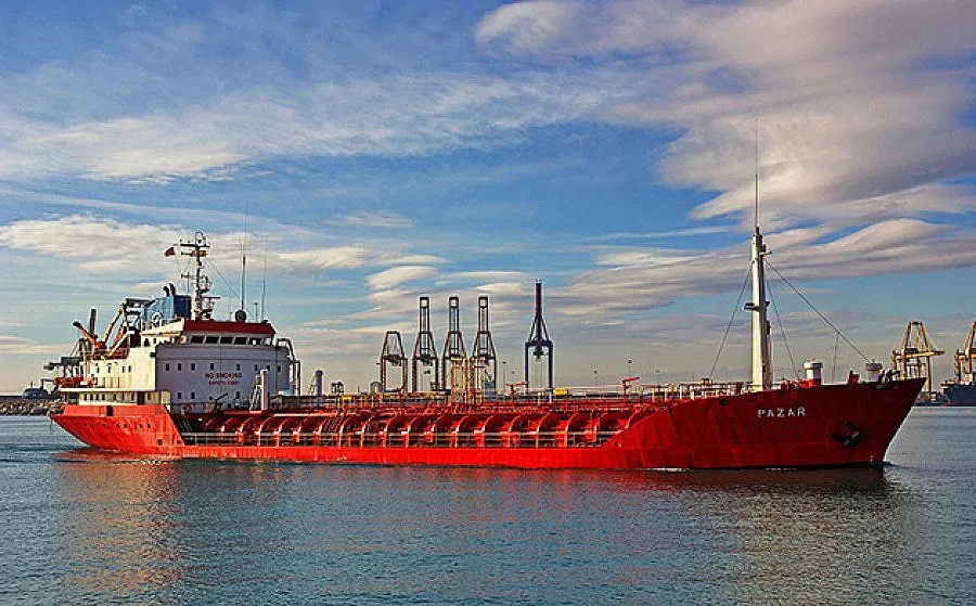 6-7 часа влачат на буксир закъсалия турски кораб до Варна