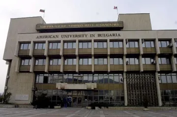 АУБ кръсти театрална зала на Карл Джераси 