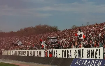 Фен на "Локо" остана без ръка след хвърлена бомбичка