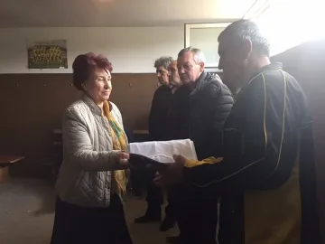 Вяра Церовска разговаря с треньорите на "Миньор" (Перник)