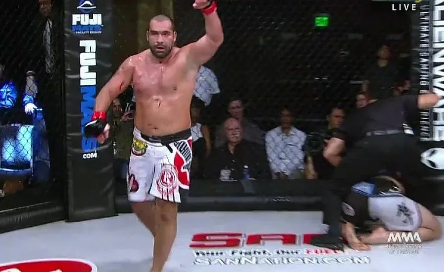 Багата смачка Дерек Мемен и защити световната си титла (ВИДЕО)