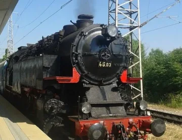 Парен локомотив тръгва от София