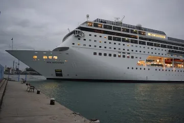 Лайнерът Sinfonia доведе 2000 туристи в Бургас