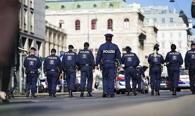Почна се! Службите погнаха сирийските мигранти в Австрия